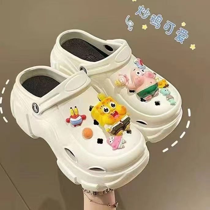 Zapatos con agujeros para mujer verano 2025 nuevo estilo de suela gruesa que pisa mierda, sandalias de uso exterior de hombre pequeño, sandalias de playa de fondo suave antideslizantes