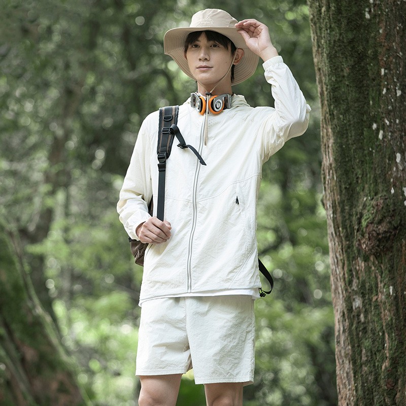 Ropa de protección solar al aire libre de montaña para hombres y mujeres de verano nueva seda de hielo delgada impermeable ropa de moda de protección solar pareja chaqueta encapuchada