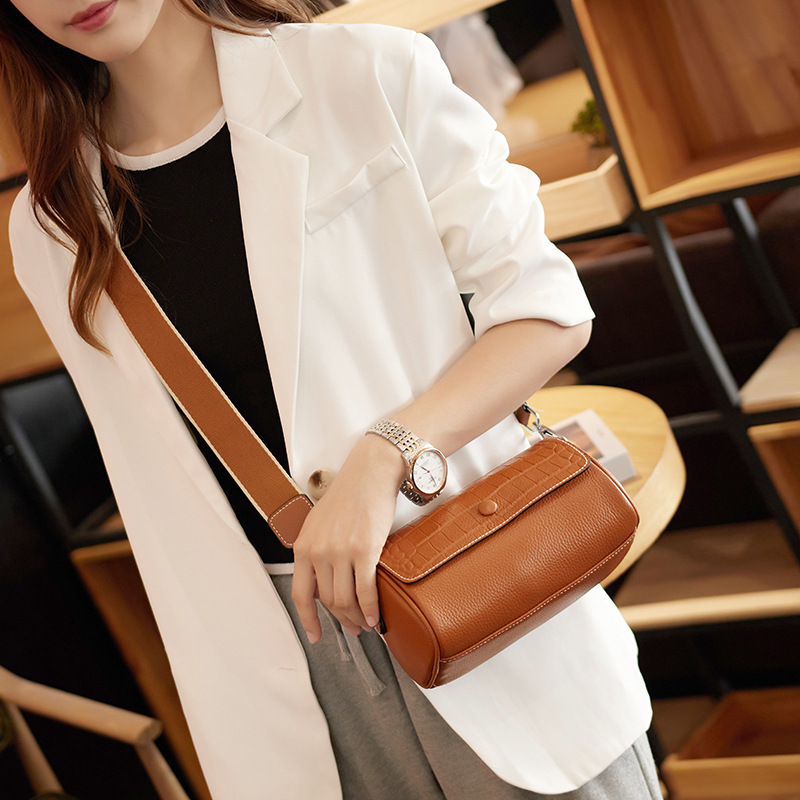 Wide strap, single shoulder small organ underarm women's cowhide, pillow bag, trendy and trendy, new style_voghion.com