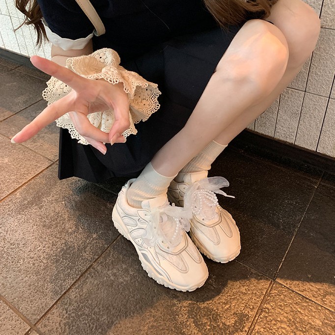 Versión de cuero de vaca de madres de uva de encaje empalmado zapatos deportivos casuales con cinturón de perlas para aumentar la altura de los zapatos de entrenamiento de mujeres