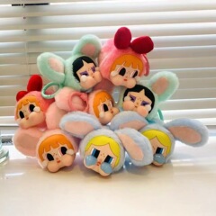 飛天の小さい女性の警察官のぬいぐるみのシリーズの創意の金のキーホルダーはかばんのペンダントを掛けます。