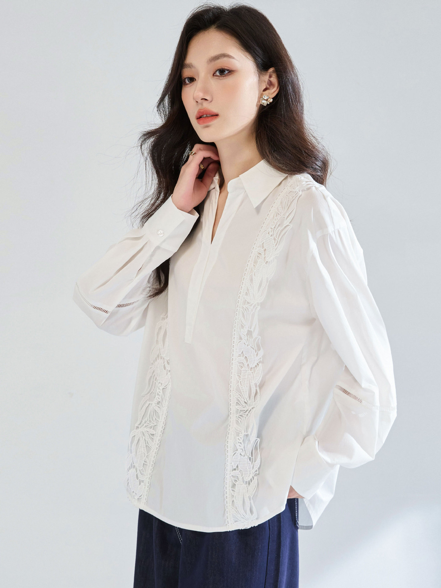 26 primavera francesa encaje agujado empalme temperamento minimalista camisa de cuello en V suelta camisa chic 25555
