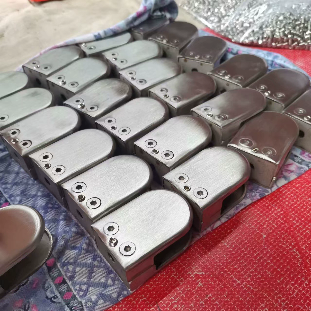 Гуандун производитель. Фиксированный зажим. 304 нержавеющая сталь зажим, рыбообразная полукруглая D-образная. Защитный зажим для стекла перила лестницы