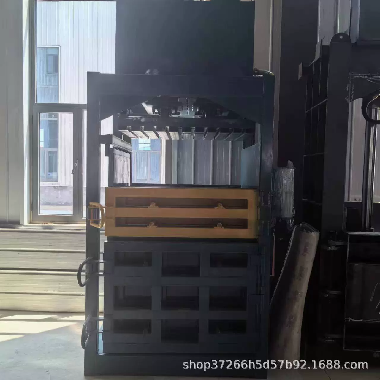 小型半自动液压打包机 纸箱薄膜服装压缩打包 金属废铁压缩打包机