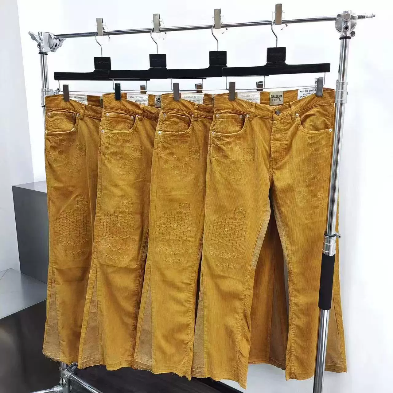 Джинсы-говницы Gallery DEPT. деним, с цветной стиркой для старых швов