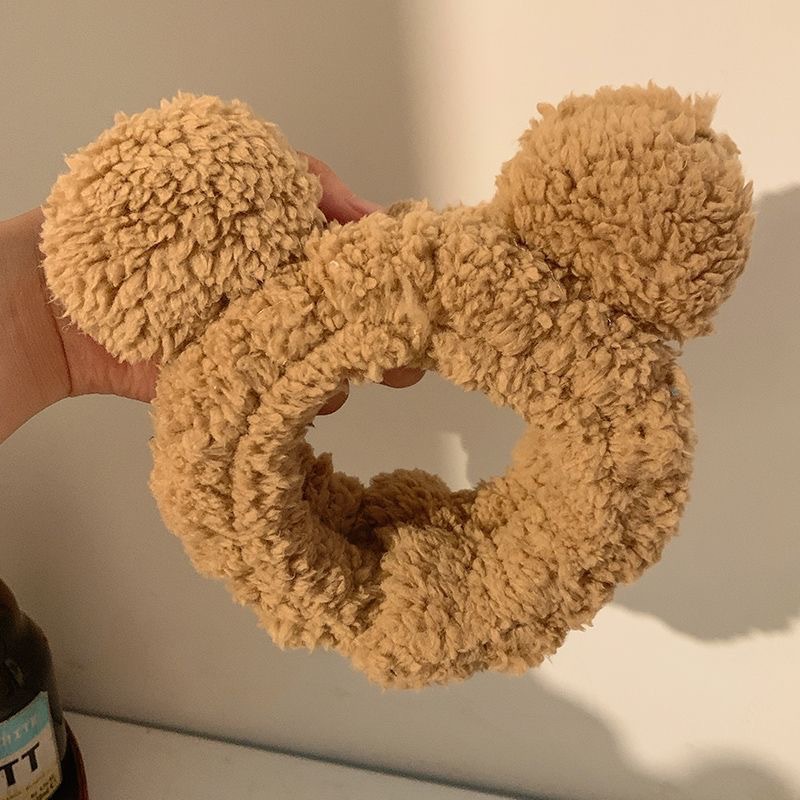 顔を洗って髪を洗って新型の少女の韓国の化粧をつけてマスクの専用のカチューシャをつけます。