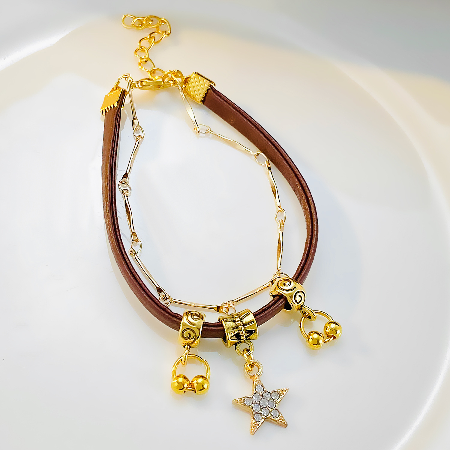 Collar de doble capa de cuero retro americano de estilo dulce y picante para mujer ins nicho gargantilla de alto grado pulsera marrón joyería