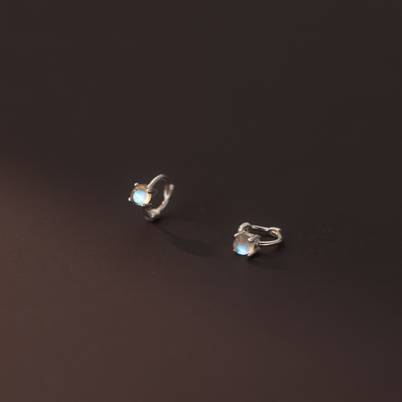 Eloch S925 plata coreana simple cuatro garras sintéticas esmaltado pernos de orejas de verano pequeño temperamento orejas M00437