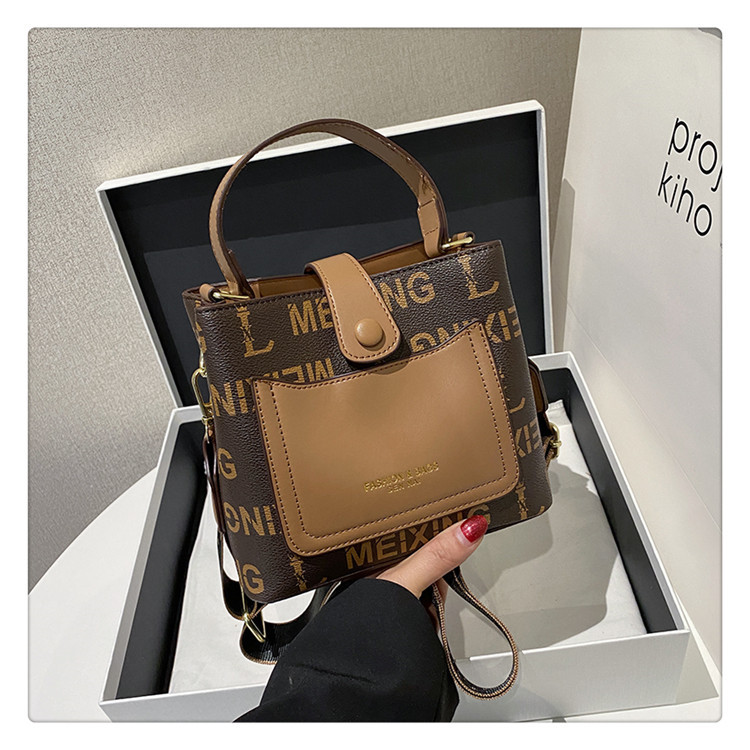2023 Autumn New Live Broadcast Good Large Capacity Women's Single Shoulder Crossbody Bag Letter Retro Wide Shoulder Strap Bag for Women_voghion.com