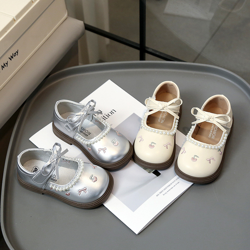 Zapatos de cuero de moda para niñas 2026 primavera nueva chica con suela suave bordada zapatos de arco princesa zapatos de bebé para niñas image 1