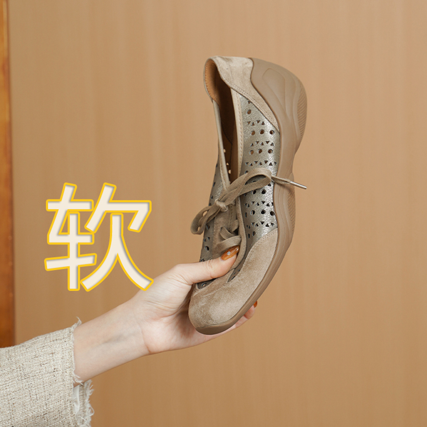 Giày sneaker nữ phối màu đục lỗ dây buộc mũi sâu đế mềm da mềm — đen chi tiết 1