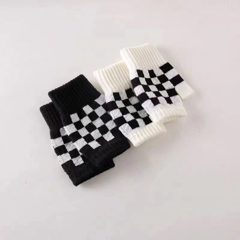新しい棋盤格の半分は保温手袋の学生の白黒の短いタイプのニットの手袋を指します。|undefined