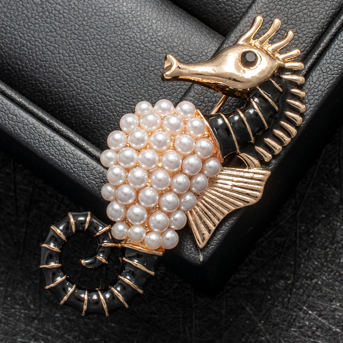 Diamond-Encrusted Pearl Seahorse Brooch, Classic and Fashionable Suit Lapel Pin, Cross-Border Marine Life Accessory, Anti-Exposure