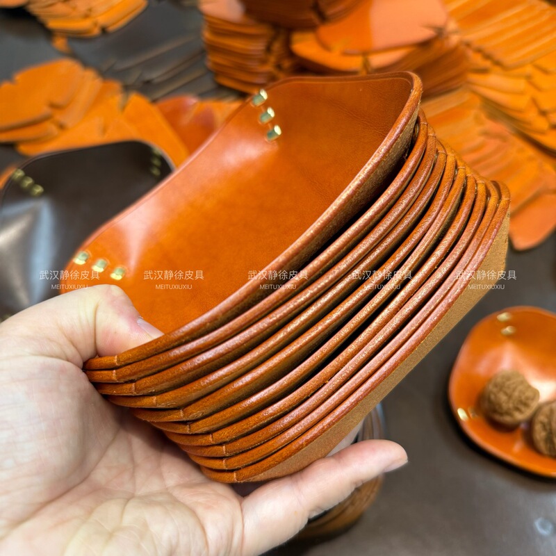 厚い牛革の文は手をつないでクルミの収納皿の宝石のトレーの本革のパイプの目を覚ます草の皿のデスクトップの収納皿を遊びます。|undefined