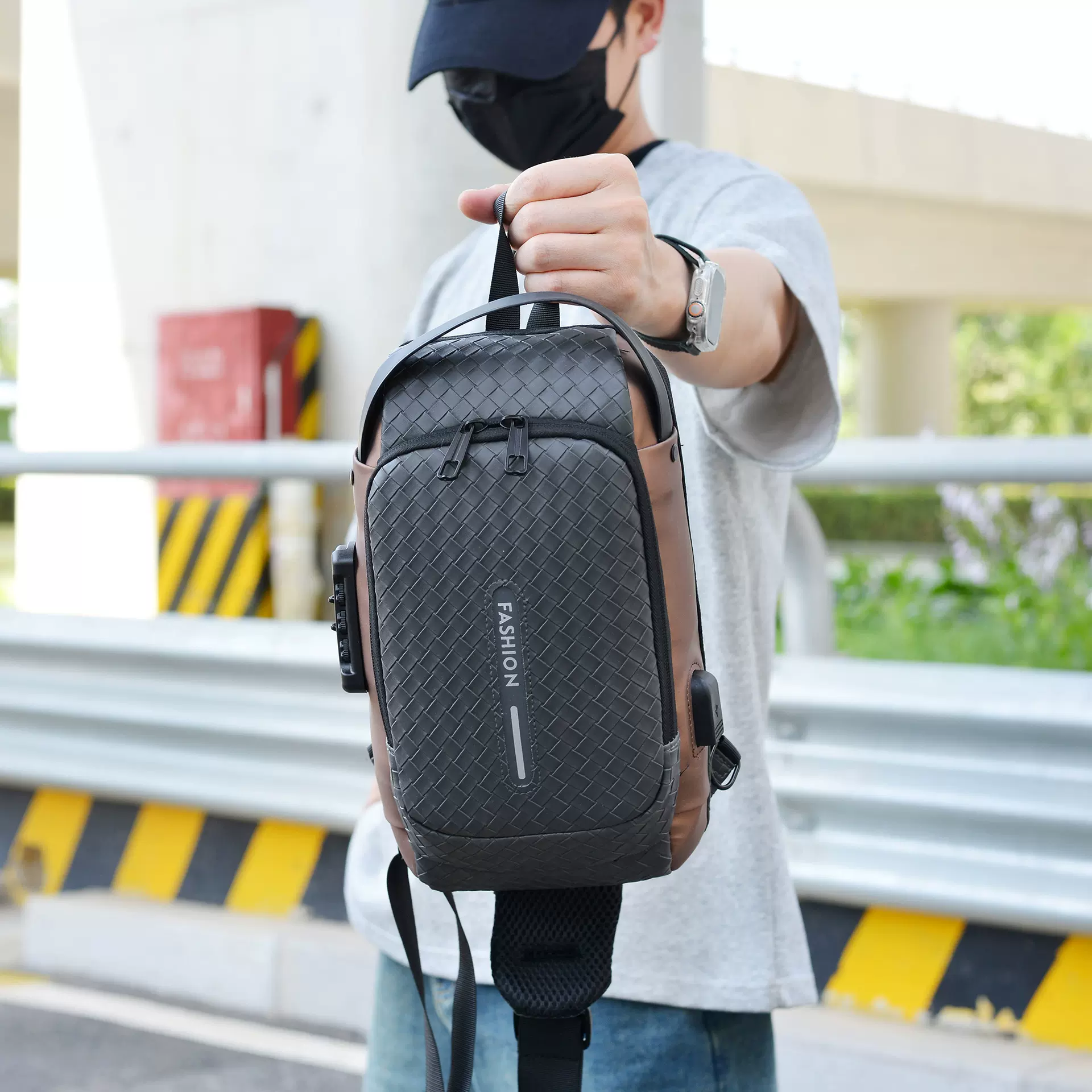 2025新款USB充电男士胸包 商务出行户外休闲多功能单肩包