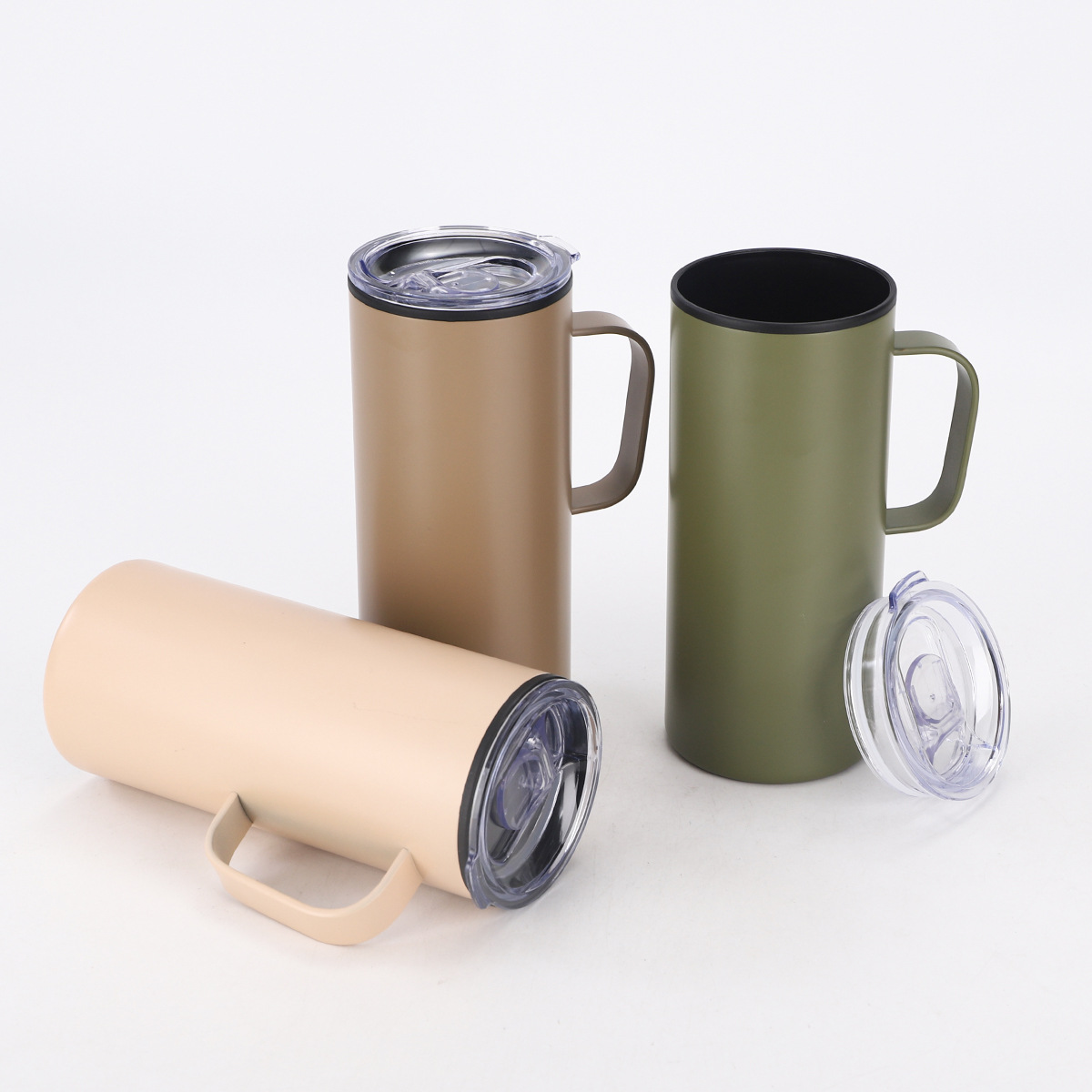 Inventario de 24oz taza de plástico de gran capacidad con mango taza de agua portátil al aire libre taza de café de oficina con tapa creativa