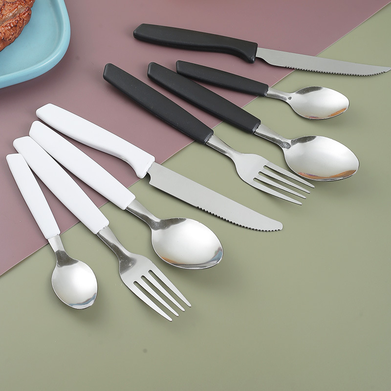 410 cubiertos de acero inoxidable cuchillos y tenedores cucharas transfronterizas Brasil cola plana cola inclinada mango de plástico 24PCS fábrica al por mayor