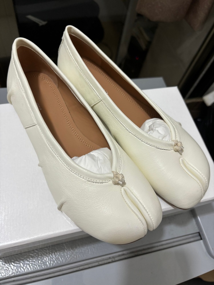 Flat creamy white pleated apricot lining