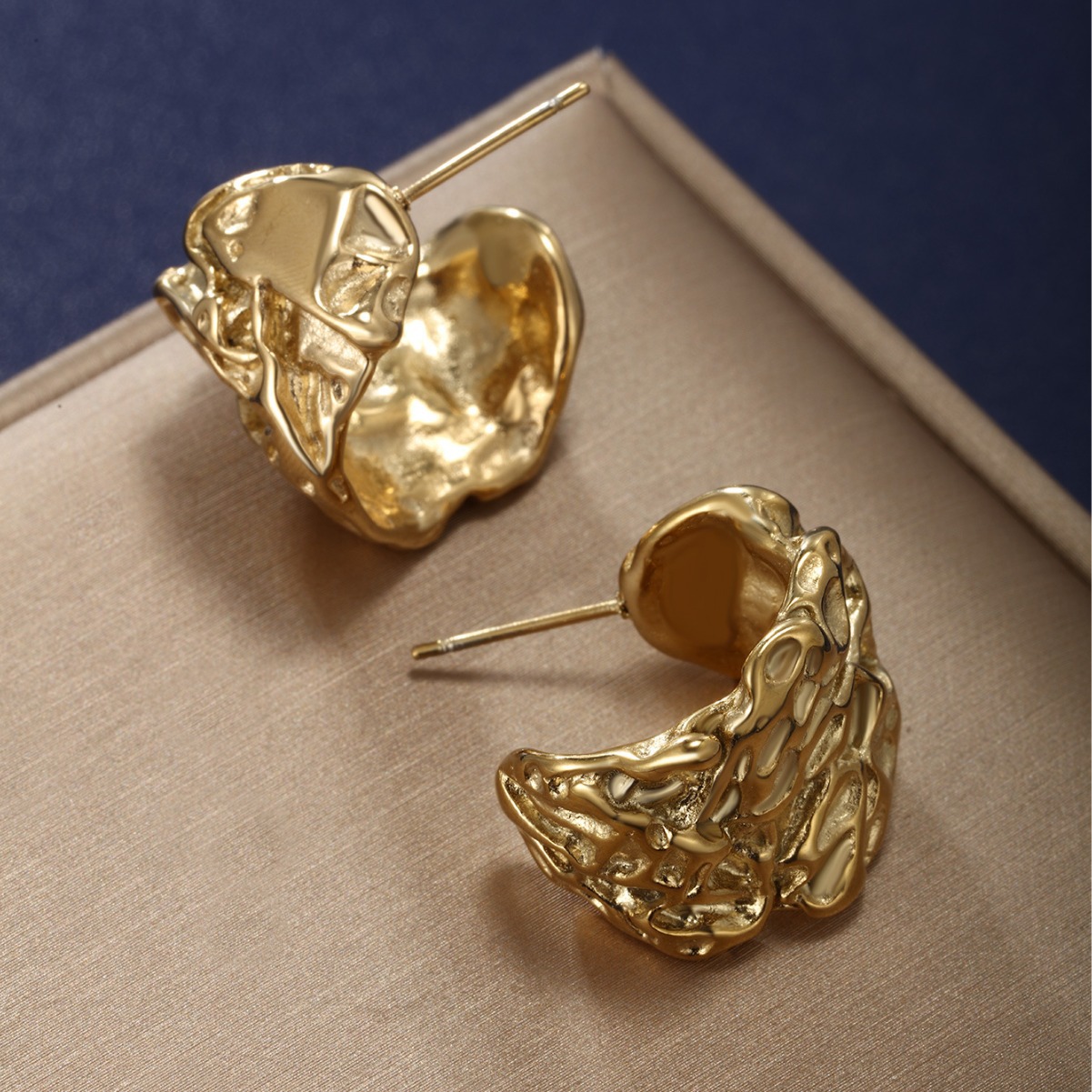 Xuping metales europeos y estadounidenses de alta calidad aretes plegados nicho retro exagerado pernos de diseño de moda aretes al por mayor