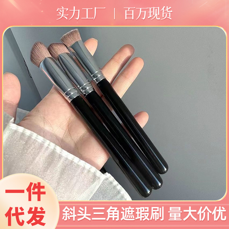 Triángulo inclinado cepillo de hierro base de maquillaje brillante cepillo de lacrimal cepillo de esclarecimiento de maquillaje resaltado herramientas de maquillaje al por mayor