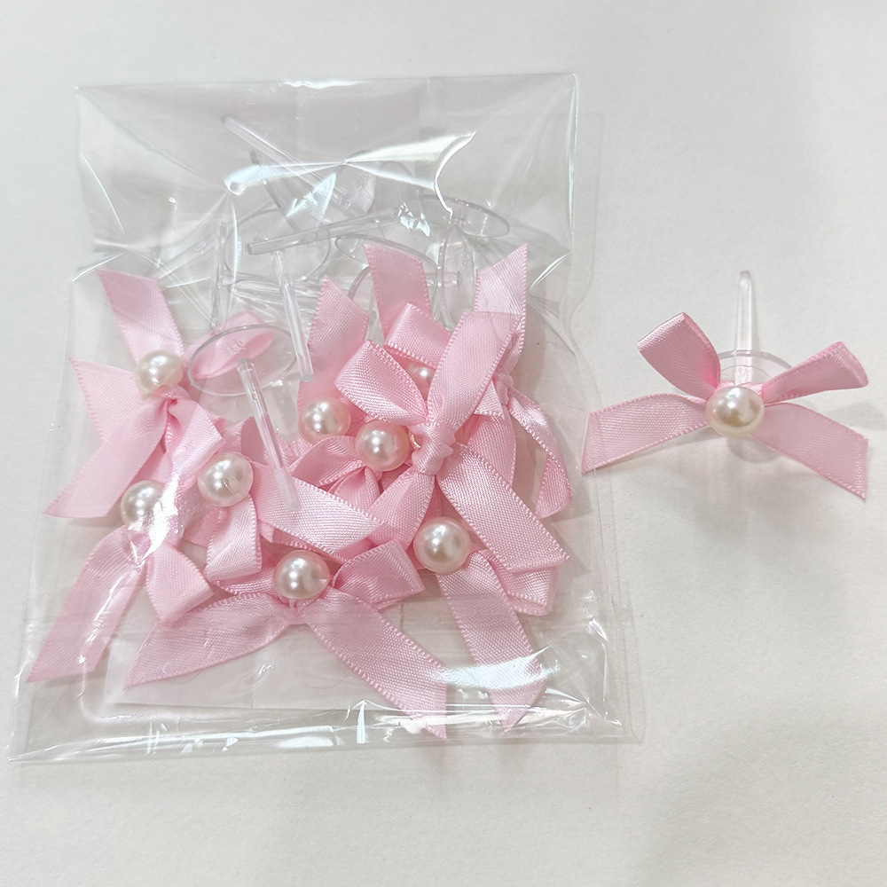 Plugin rosa con lazo de perlas