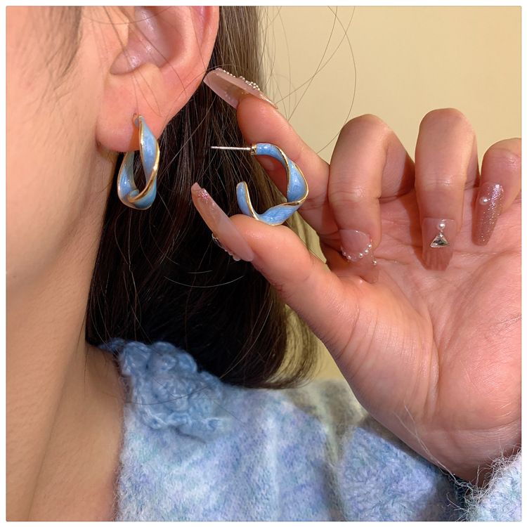 Aguja de plata, aceite de goteo azul, pendientes frescos, pendientes de temperamento de personalidad femenina, lujo ligero, sentido de alta gama, pendientes de todo fósforo de moda, mujeres