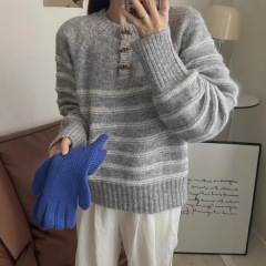 设计感牛角扣套头毛衣女秋冬新款韩系宽松慵懒复古条纹针织衫上衣