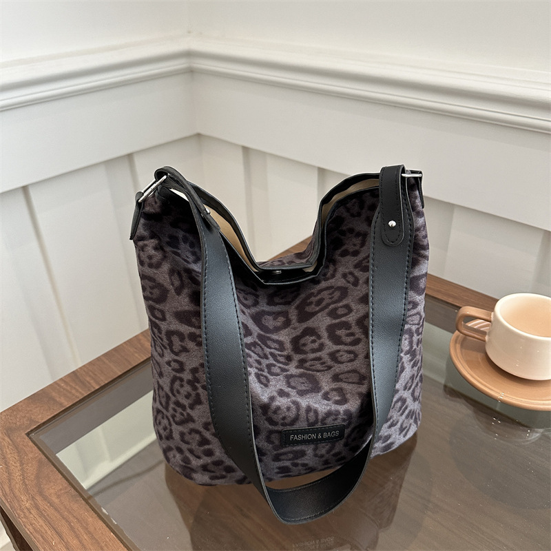 Bolsa de estilo retro para mujeres 2024 nueva moda de invierno impresa de leopardo de gran capacidad para trabajar bolso de hombro