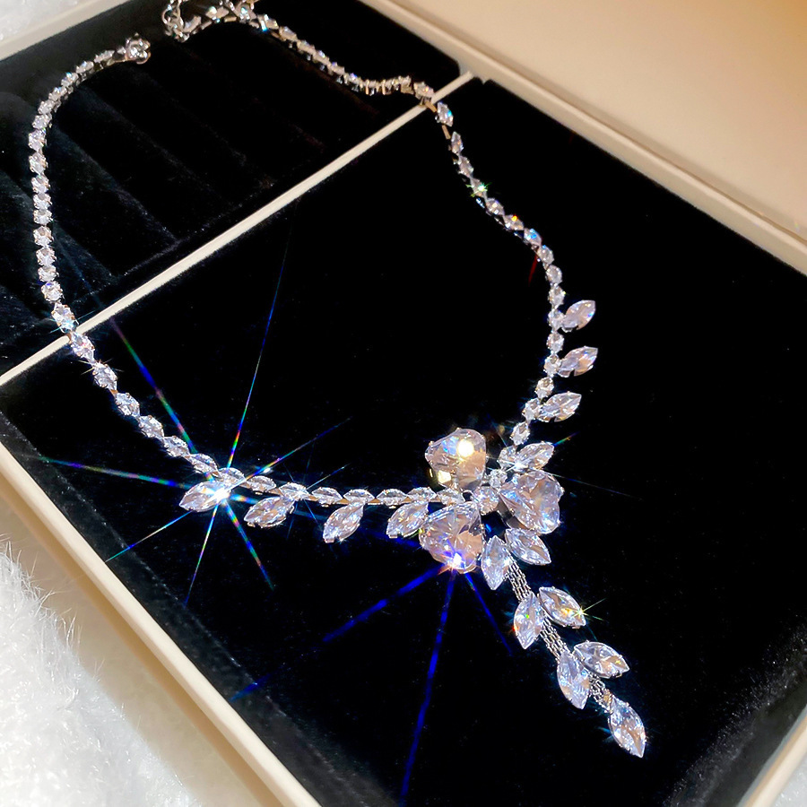 Medieval vintage diamantes goteo pendientes collar ligero lujo nicho cerradura estilo palacio conjunto de joyas exquisitas