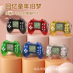 子供の頃のレトロな携帯ゲーム機のレトロなゲーム機のキーはテトリスのレトロなミニハンドルのおもちゃを掛けます。