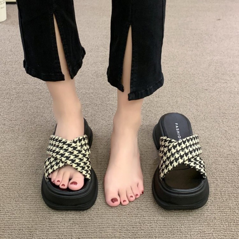 Verano 2023 nuevo estilo coreano sandalias de plataforma de punta redonda para mujer Zapatillas cruzadas de suela gruesa para mujer para desgaste exterior