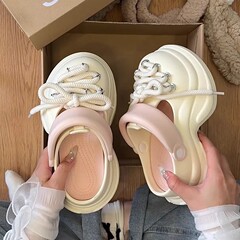 2025新型の穴の靴の女性の夏のファッションの外は厚い底を着て高くなります。