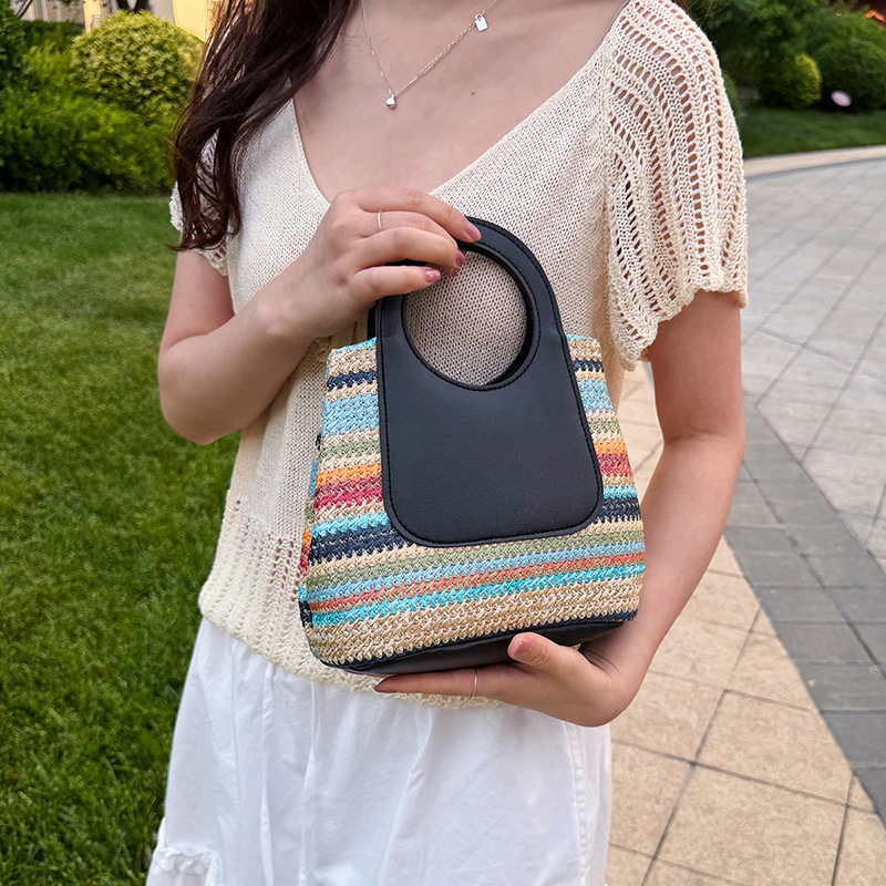Bolsas de mano tejidas de color para mujeres 2026 nueva moda versátil nicho sensación de diseño de bolsas de viaje coreanas