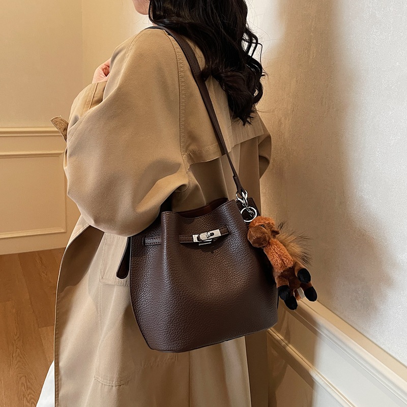 Otoño y invierno bolso de mujer retro bolso de cubo de mano 2025 nuevo tipo bolso de cesta de platos de viaje versátil bolso de hombro