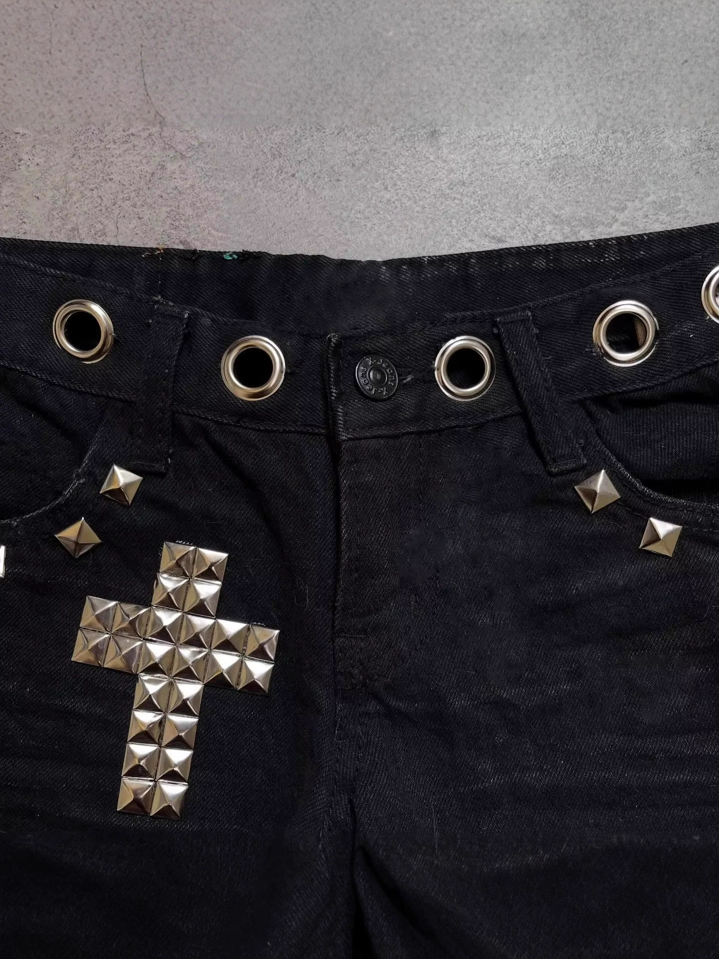 Шорты унисекс Y2K в стиле high-street gothic, со стальными заклёпками и крестом, чёрные