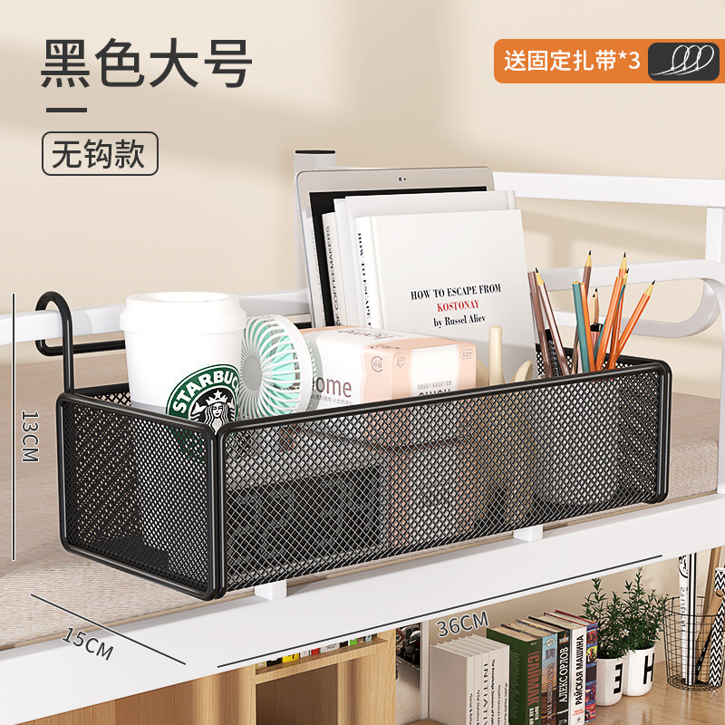 学生が学校に通うために寮のベッドの上にバスケットを掛けます。ベッドの上に物を置く棚があります。|undefined