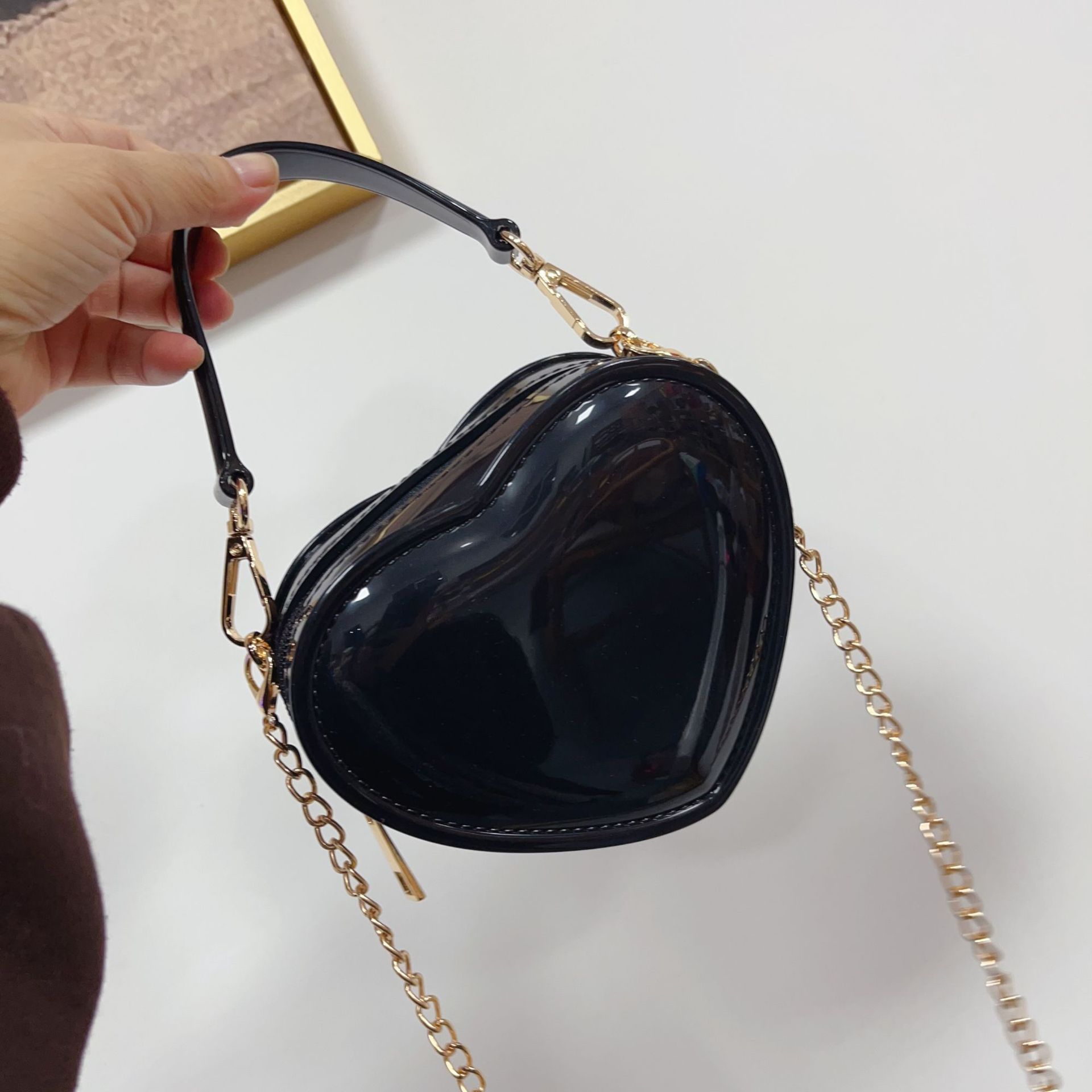 120g Weight Zipper Closure Type Single Shoulder Strap Strap Type Handbag Bags Type Casual, Daily, Shopping Occasion PVC Material Heart Shape Pattern All Seasons Season Women's Gender Elegant Style Heart-shaped Shape Mini Size Women's Mini PVC Heart Shape Elegant Heart-shaped Zipper Handbag 4