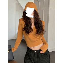 2025秋冬季新款设计感橘色小个子正肩短款上衣女装连帽V领针织衫