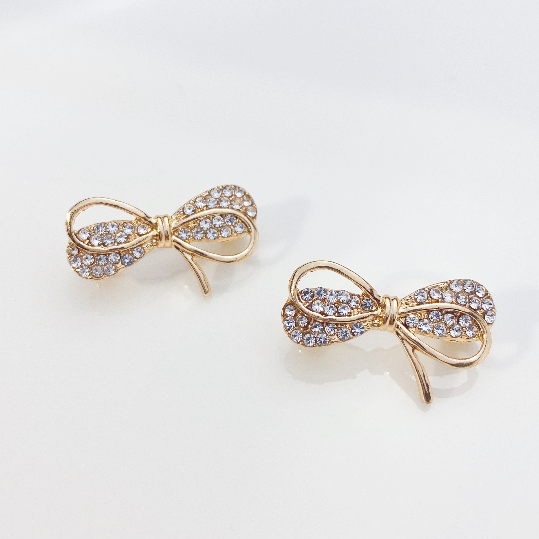 Pin for fixed clothing collar, versatile and fashionable, suitable for various clothing styles, cute and fresh Japanese style, with a charming and elegant temperament, as an accessory to enhance your outfit.