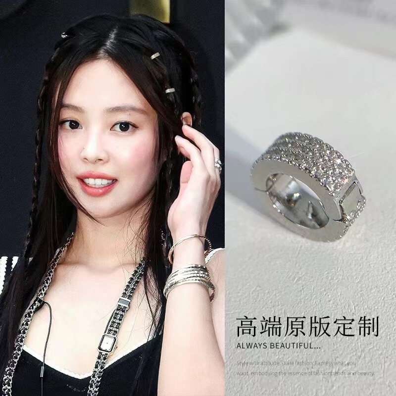 Jennie虞書欣と同じ金属の銀色の丸い編み髪のボタンの甘いクールな汚いお下げの髪の輪の髪飾りの女性|undefined