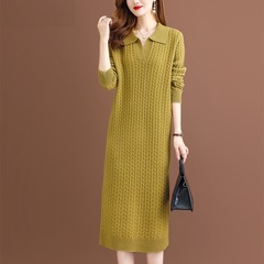 高級感のあるお母さんは中長の麻花のワンピースを着ています。