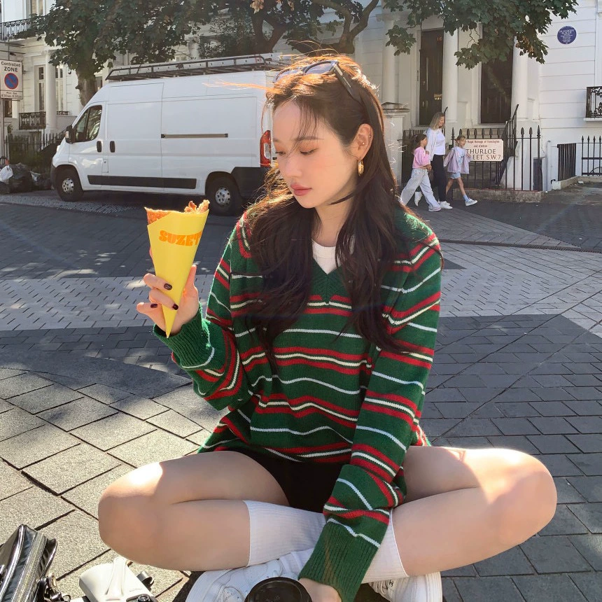 Корейский шик: осенне-зимний новый стиль, корейский ретро-свитер в полоску с V-образным вырезом, свободный, в стиле «ленивый шик», с длинными рукавами, вязаный топ.