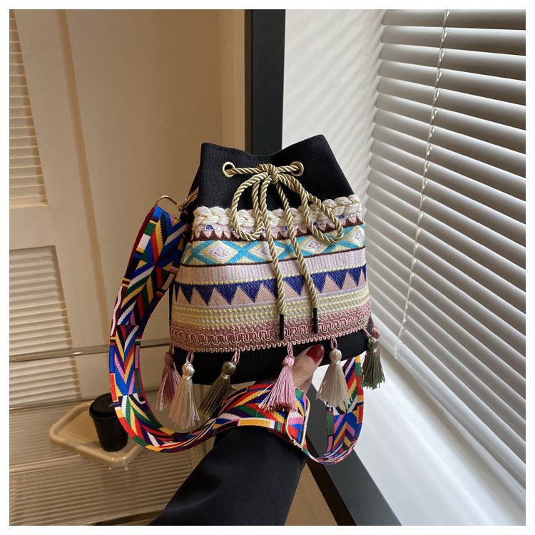 Women's Medium Canvas Geometric Ethnic Style Tassel String Bucket Bag display picture 86