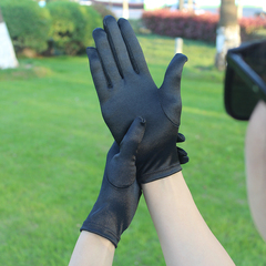 宝石店のガイドはダイヤモンドの腕時計を買って、高級なサテンの結婚祝いの白黒の薄い金の礼儀の贅沢品を撮影して手の顔を展示します。