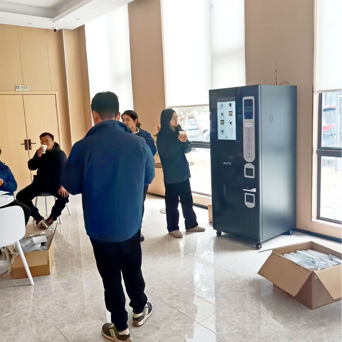 Máquina de café automática de autoservicio no tripulada vertical comercial, múltiples métodos de pago, docenas de bebidas, fondo inteligente