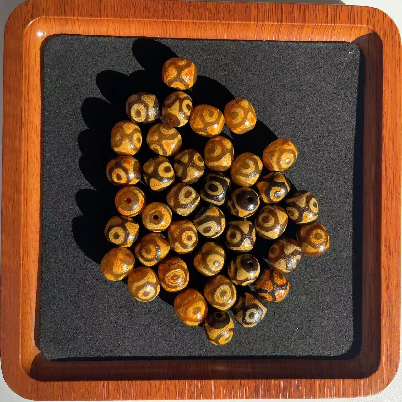 Тибетские бусины Дзи, тибетские украшения, трехглазые бусины в античном стиле, состаренные и обветшавшие бусины из агата, древние бусины, свободные бусины, культурные бусины заводского производства.