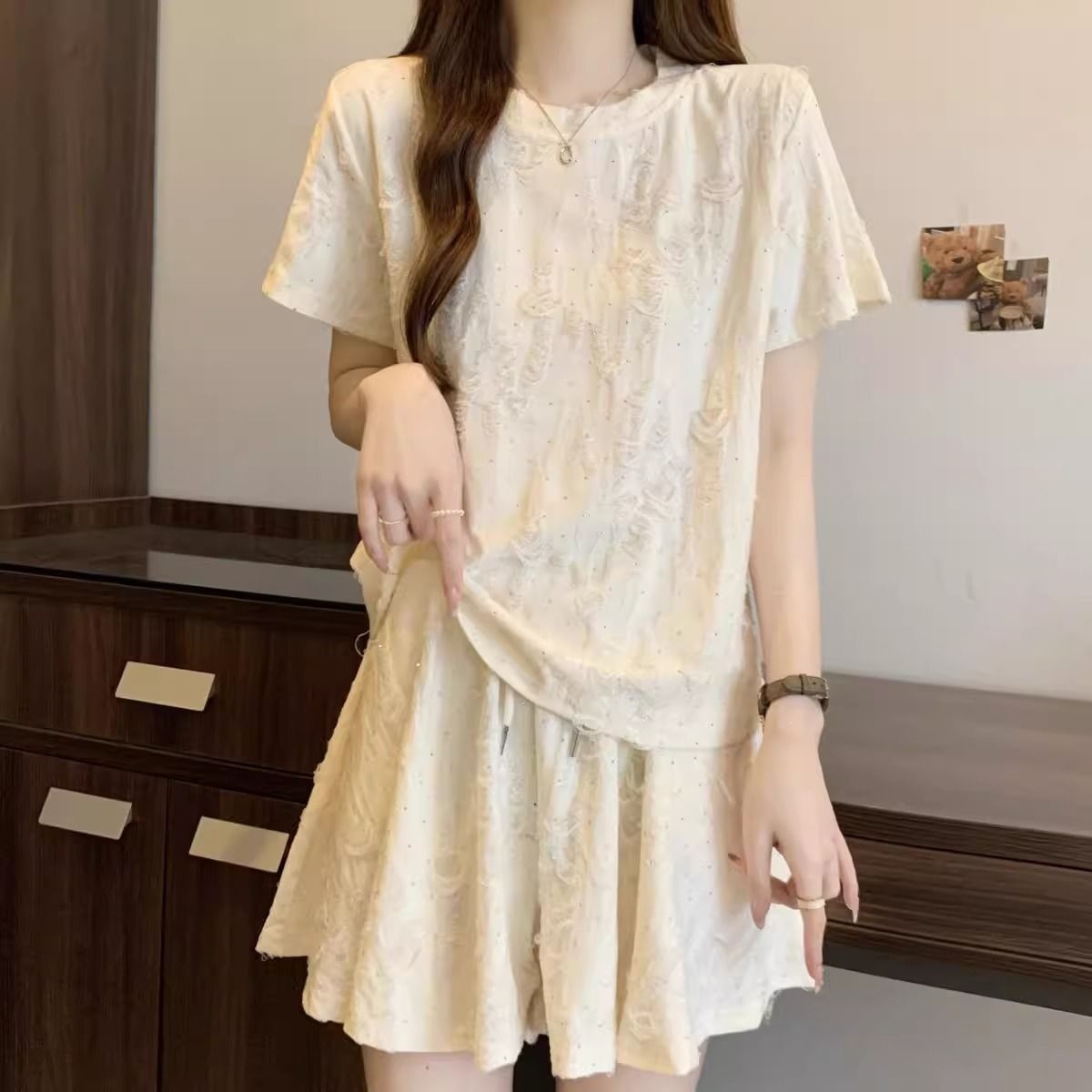 Bộ mặc nhà nữ tay ngắn quần short rộng, phá lỗ đính đá, form rộng thoáng mát — Bộ đồ màu xám đậm (áo+quần), Trang phục màu hạnh (áo+quần) chi tiết 11