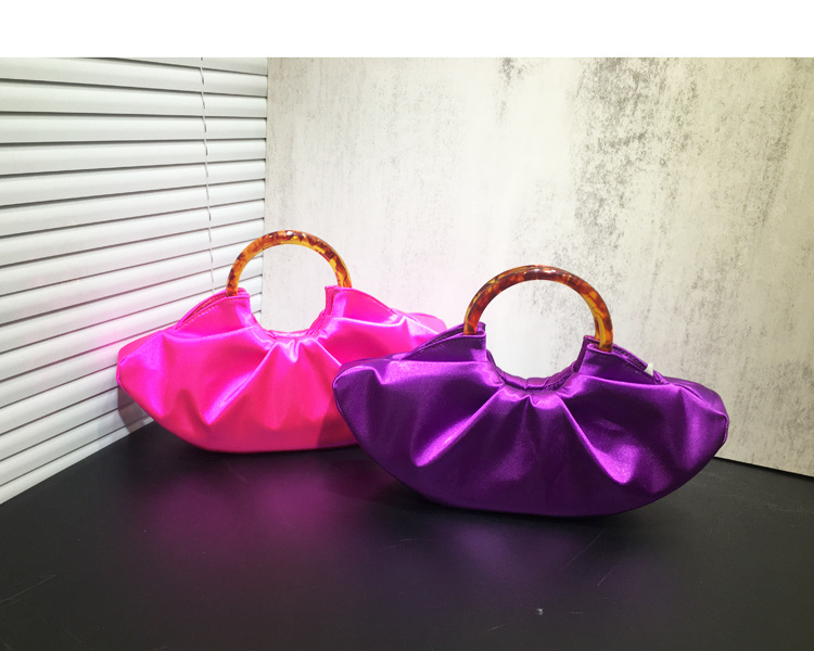 Mujeres Satín Color Sólido Estilo Vintage Estilo Clásico Cuadrado Hebilla Magnética Bolsas En Forma De Nube display picture 9