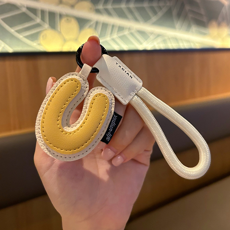 クリエイティブレザー 26 英字キーホルダー絶妙なレザーシンプルなカップルバッグペンダント小さなギフト|undefined