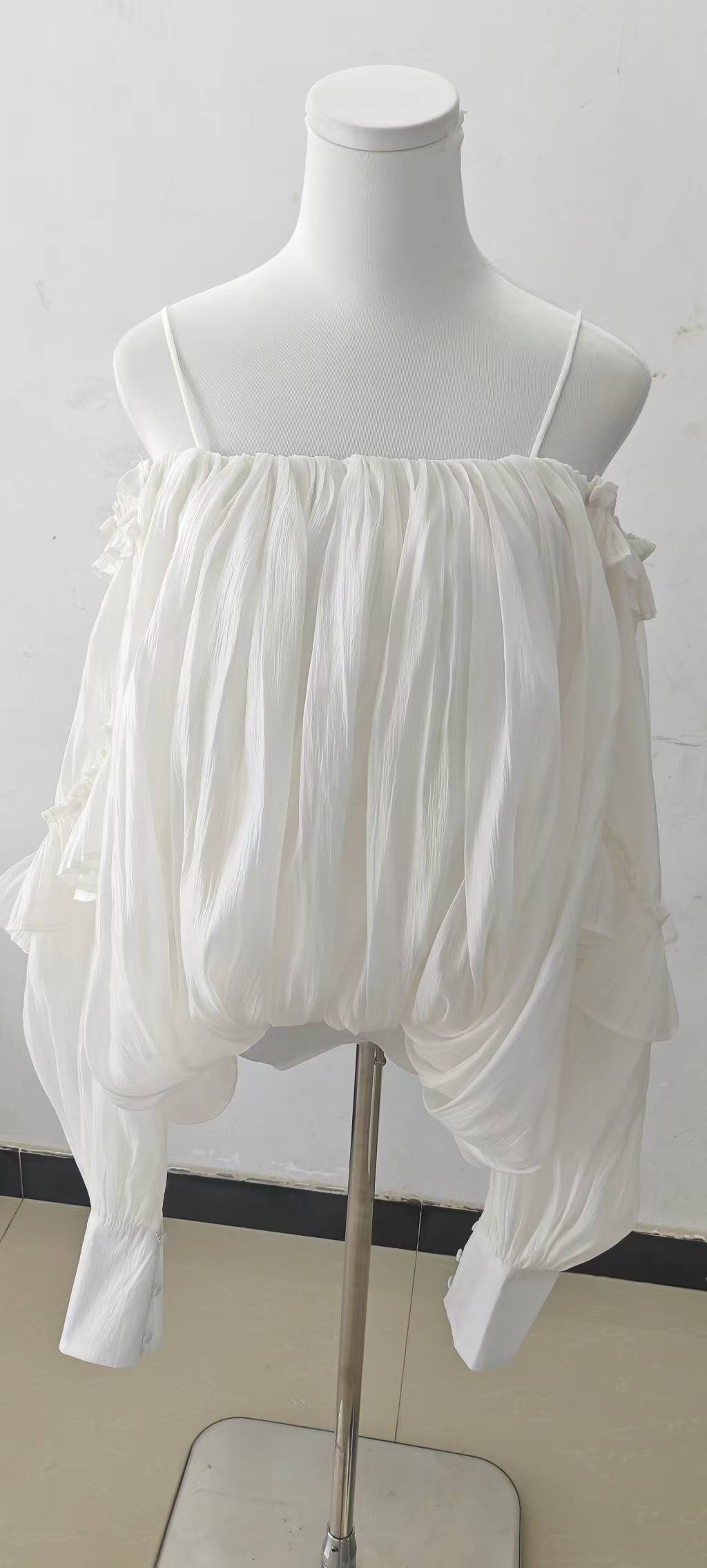 Weiße Schulterfreie Bluse Mit Rüschen Und Langen Ärmeln Im Stil_voghion.com
